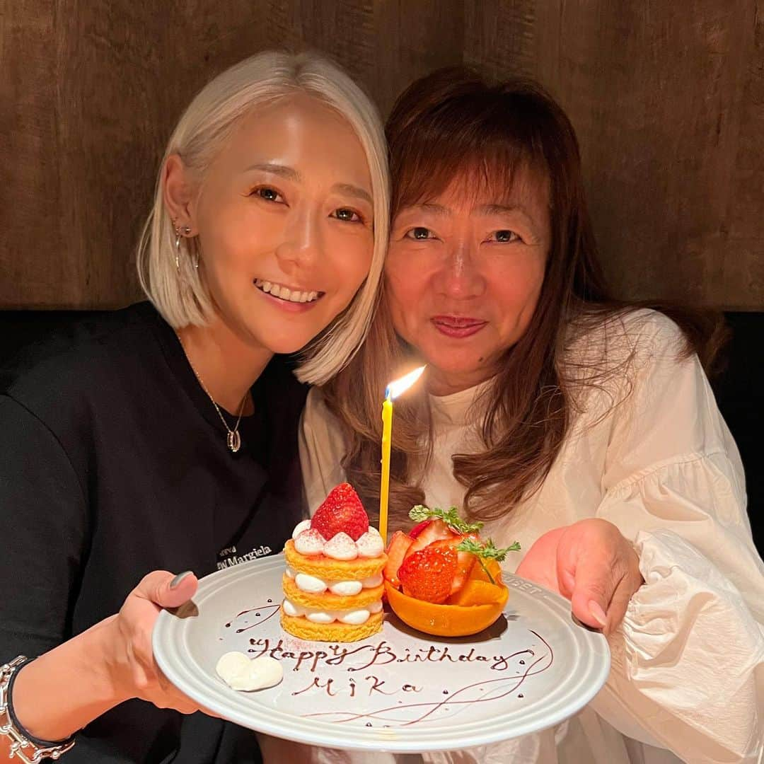 Mika Jimboさんのインスタグラム写真 - (Mika JimboInstagram)「【大好きなひとたちとのバースデーイヴ✌️❤️】 ⁡ 今更だけど、誕生日前日は美味しい焼肉を食べて幸せな気分で誕生日を迎えようと思ったらお腹いっぱい食べ過ぎてカウントダウンとかのレベルじゃなく、ほぼ24時ぴったりに就寝😪ソファーで寝てた。笑 ⁡ そんな33歳の迎え方👏 ⁡ 一七三向山のお肉がどんどん美味しくなってるのと、あと焼肉屋さんなのにパティシエがいるからデザートのレベルがすごい💯 ⁡ あらかじめ予約して言っておくと素敵なプレート作ってくれるから女子会におすすめ❤️❤️❤️ ⁡ そしてほんとに美味しい😊👏 スイーツだけ食べ行きたいレベルでもある。笑 ⁡ 幸せな誕生日イヴでした🎉 #恵比寿#恵比寿グルメ  #恵比寿ごはん#恵比寿誕生日プレート#誕生日プレート#誕生日祝い#恵比寿焼肉#焼肉好きな人と繋がりたい #肉割烹#肉しか勝たん #焼肉ババア#yakiniku#wagyu#和牛好きな人と繋がりたい」4月15日 20時40分 - mikajimbox