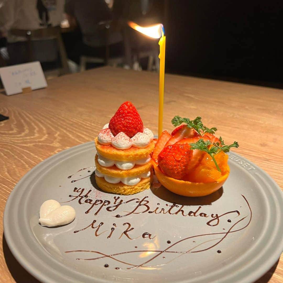 Mika Jimboさんのインスタグラム写真 - (Mika JimboInstagram)「【大好きなひとたちとのバースデーイヴ✌️❤️】 ⁡ 今更だけど、誕生日前日は美味しい焼肉を食べて幸せな気分で誕生日を迎えようと思ったらお腹いっぱい食べ過ぎてカウントダウンとかのレベルじゃなく、ほぼ24時ぴったりに就寝😪ソファーで寝てた。笑 ⁡ そんな33歳の迎え方👏 ⁡ 一七三向山のお肉がどんどん美味しくなってるのと、あと焼肉屋さんなのにパティシエがいるからデザートのレベルがすごい💯 ⁡ あらかじめ予約して言っておくと素敵なプレート作ってくれるから女子会におすすめ❤️❤️❤️ ⁡ そしてほんとに美味しい😊👏 スイーツだけ食べ行きたいレベルでもある。笑 ⁡ 幸せな誕生日イヴでした🎉 #恵比寿#恵比寿グルメ  #恵比寿ごはん#恵比寿誕生日プレート#誕生日プレート#誕生日祝い#恵比寿焼肉#焼肉好きな人と繋がりたい #肉割烹#肉しか勝たん #焼肉ババア#yakiniku#wagyu#和牛好きな人と繋がりたい」4月15日 20時40分 - mikajimbox