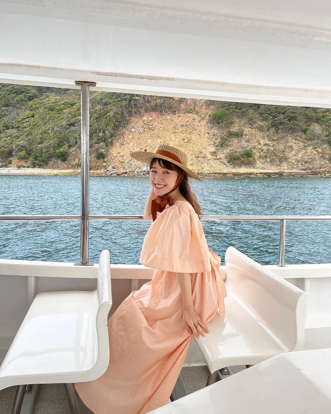 黒田りさのインスタグラム：「👒  ふくおかナビの取材で長崎の壱岐に行ってきました✨ 美味しい海鮮にエメラルドグリーンの海、福岡からフェリーで1時間ちょっとで行ける壱岐、最高でした〜🥺🧡  詳しくはまたお知らせします🥰  👗　@snidel_official  👒　@rougeviflacle_official  👟　@nike   #ふくおかナビ#壱岐#長崎#麦わら帽子#遊覧船#スナイデル#スナイデルワンピース#snidel#nike」