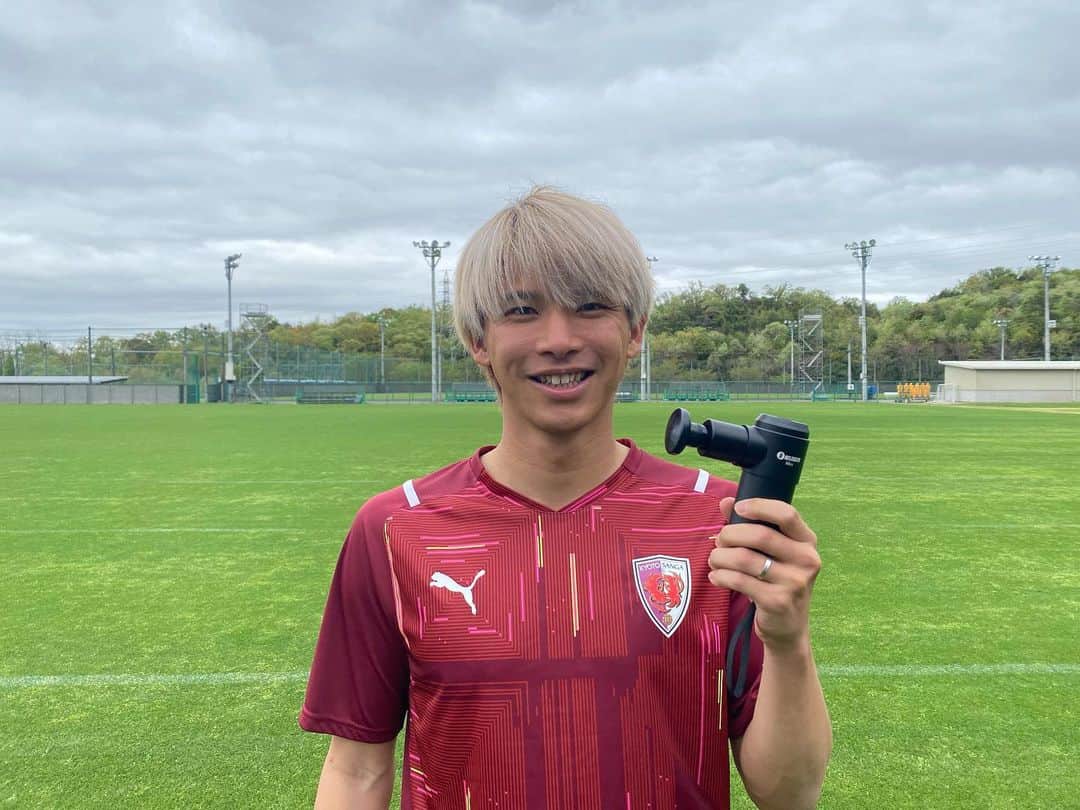 のインスタグラム：「@ufit_official_ さんからマッサージガンを頂きました。  コンパクトですがパワーが強く、本体も軽いので手軽に筋膜リリースができて身体の筋肉痛や張りなども和らげてくれます。 練習前や練習後にセルフケアもしやすいです。  軽くて持ち運びも楽なので遠征や移動などの必需品です  #uFit #uFitRELEASERMini #マッサージガン  商品のリンクはストーリーズ or「uFit RELEASER Mini」で検索 ・Amazon https://www.amazon.co.jp/dp/B093S6D8L6 →5%OFFクーポン：7DG9QK38  ・楽天市場 →5％OFFクーポン：https://coupon.rakuten.co.jp/getCoupon?getkey=MU5ERi0yME9LLVM4TVQtSFpUSA--&rt= クーポンについては、上記リンクよりアクセスください」