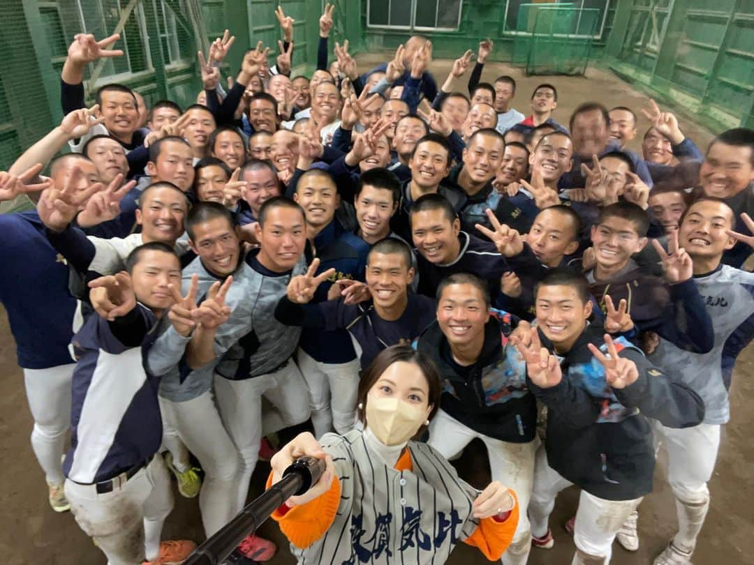 ヒロド歩美のインスタグラム：「敦賀気比⚾️ 選抜が終わり、夏に向けて野球に向き合う皆さんを取材しました！  授業が終わる頃にグラウンドに向かうと、まず最初に出迎えてくれたのは、ねこ吉ちゃん🐱 その後、監督室にお邪魔すると小晢くん🐶  癒されましたよ！ インスタアカウントあるそうです✨ @kotetsu_20191201   #敦賀気比」