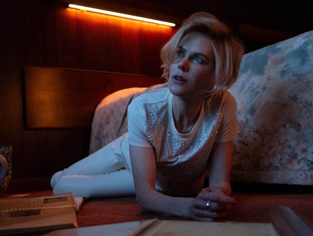 サイモン・ベイカーのインスタグラム：「I had the privilege of playing husband to Nicole Kidman, hmmn…..didn’t know she’d be eating photographs. all episodes available now on Apple TV + and I reckon they’re pretty good #Roar」
