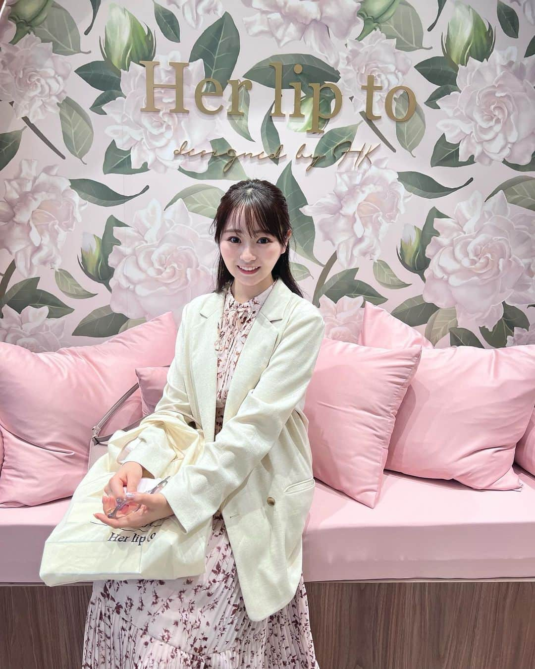 奥原ゆきのさんのインスタグラム写真 - (奥原ゆきのInstagram)「明日から始まる @herlipto のspringcollectionに一足先にお邪魔させて頂きました。 小嶋さん、とてもとても素敵でした💕  大人気のパヒュームオイルシリーズから、今回はローズブランシュの香りが発売されます🍒 シリーズの中でも特に爽やかで、これからの季節にぴったり。 このオイルシリーズはラメが入っているので、肩やデコルテに付けるのがおすすめです〜💡  herliptoと言えば、お洋服も素敵、、。 経営者の先輩でもある小嶋さんのデザインは、仕事でもプライベートでも使えるのが魅力💞と盛り上がって話してました〜(〃ω〃) 着るのが楽しみ♫」4月15日 21時06分 - yukino_okuhara