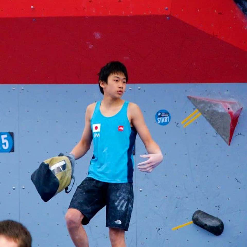 緒方良行さんのインスタグラム写真 - (緒方良行Instagram)「Bouldering World Cup 2021 overall🏆 I received a trophy of the last year’s overall winning at the award ceremony in Meiringen last weekend! I started competing in world cups as I was 16 years old and it has already been 9 years since then.I still remember I was far from making it to even semis and just shocked by the world-class climbing in the first year.But at the same time, I started dreaming to win world cups someday. I achieved my first semi in 2015, my first final in 2016, my first podium in 2017, my first win in 2019 and finally the overall win last year!  I really appreciate all people around me to support my climbing always. I’m already taking steps forward for my next goal🔥  昨年のボルダリングワールドカップ総合優勝のトロフィーをいただきました！🏆 16歳から出場し始めたワールドカップも今年でなんと9年目。ビギナーズラックなんて無縁の僕は、最初の一年は全て予選落ち。ただただ世界のレベルに衝撃を受けたのを覚えています。そこから、ワールドカップ金メダルを夢見るようになり、2015年初準決勝、2016年初決勝、2017年初表彰台、2019年初優勝と地道に駒を進め、昨年ついに年間総合で1位を獲得することができました。 泥臭いフィジカル頼りの登りですが、それでもこうして評価していただけることは本当に嬉しいです。 日頃から応援していただき、本当にありがとうございます。  さて、目標も更新されるものです。とっくに次に向かって進んでます🔥  📸 @toksuede @lenadrapella @ta.ka.ko.hoshi   @bpump_ogikubo  @adidastokyo @adidasterrex  @fiveten_official  @frictionlabs」4月15日 21時03分 - ogata.yoshiyuki