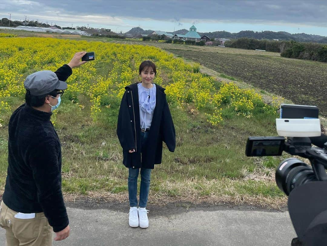 矢田亜希子さんのインスタグラム写真 - (矢田亜希子Instagram)「【オンエア】 2022年4月16日(土)18：30〜18：56 テレビ朝日『ごはんジャパン』 #ごはんジャパン#テレビ朝日#蜂蜜#養蜂場#蜂の数が凄すぎてドキドキした#徳永純司シェフ #ひふみ養蜂園  のみなさま#菜の花畑  衣装は ブラウス @stylings_official  デニム @celine  コート @enfold_official」4月15日 21時32分 - akiko_yada