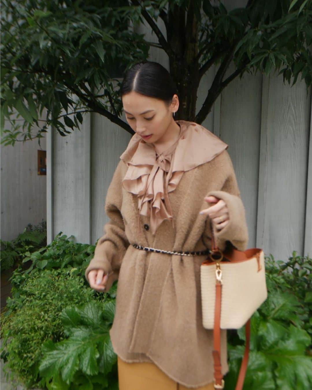 大政絢のインスタグラム：「#今日の絢服  今日の午前中はPreciousの撮影でした☺️今月号見て頂けましたか？5月号は鈴木保奈美さんの表紙が目印です✨  明日からはまた暖かそう🌞 今日はニットを引っ張り出しました！  blouse #coel skirt #toryburch  bag #louisvuitton」