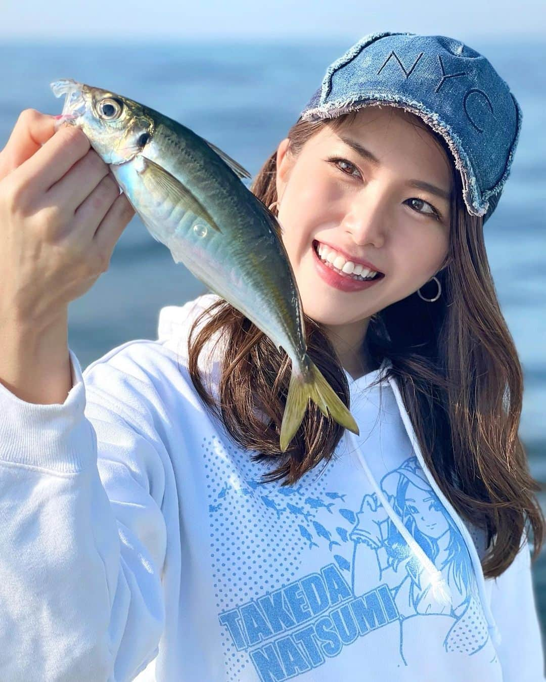 武田奈津美さんのインスタグラム写真 - (武田奈津美Instagram)「* ぴゅーん🐟🐟🐟〜🤍 なんて綺麗な鯵ちゃん☺️✨  奈津美オンラインサロンの皆さまと 鯵釣りに行ってきました🎣✨  釣り初心者の方ばかりでしたが 鯵祭り‼︎沢山釣れました🐟良かった🤍 やはり釣れる楽しさを一度は味わってほしい☺️✨  この日は釣りガールデザインの 奈津美パーカーを着て参戦したよ🤣✨ 久々の釣りはとっても楽しかった☺️  次はレベルを上げて太刀魚、カツオ、 そしてキハダマグロにチャレンジしたいね❣️ となっております☺️✨ 奈津美釣り部メンバー大募集中です🤍  📷 @fishing_yasuta   #fish #fishing #sea #魚 #釣り #海 #釣りガール #tsurijoy #釣り女子 #japan #angler #アングラー #船釣 #船 #武田奈津美 #船舶免許 #鯵 #アジ #一郎丸 #三浦海岸」4月16日 7時36分 - _natsumitakeda_