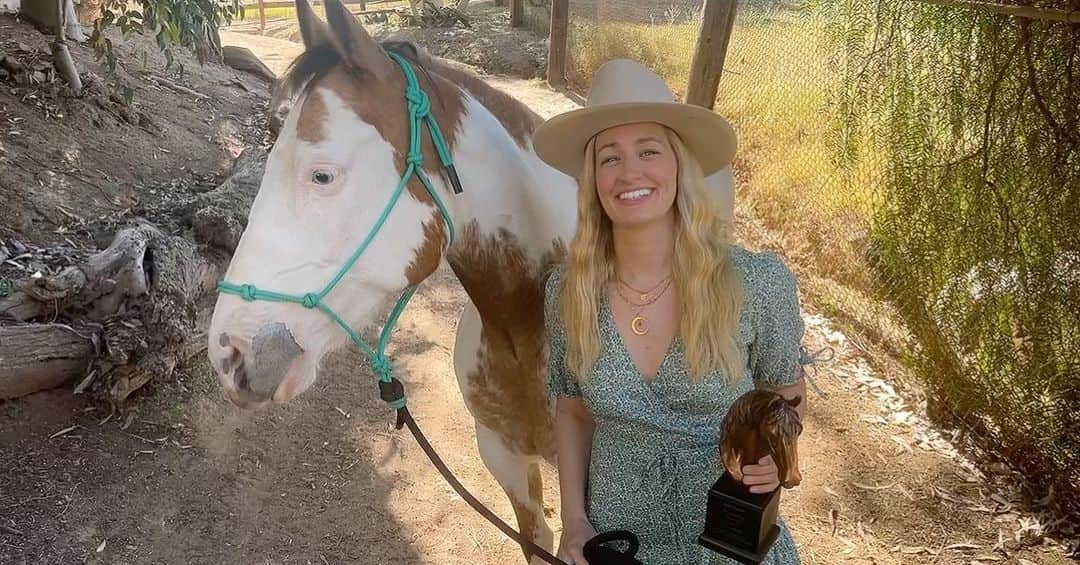 ベス・ベアーズのインスタグラム：「Beyond honored to receive the @robbreport horsepower award with @equusfoundation this year. There's truly nothing that means more to me than taking care of horses who then take care of people!」