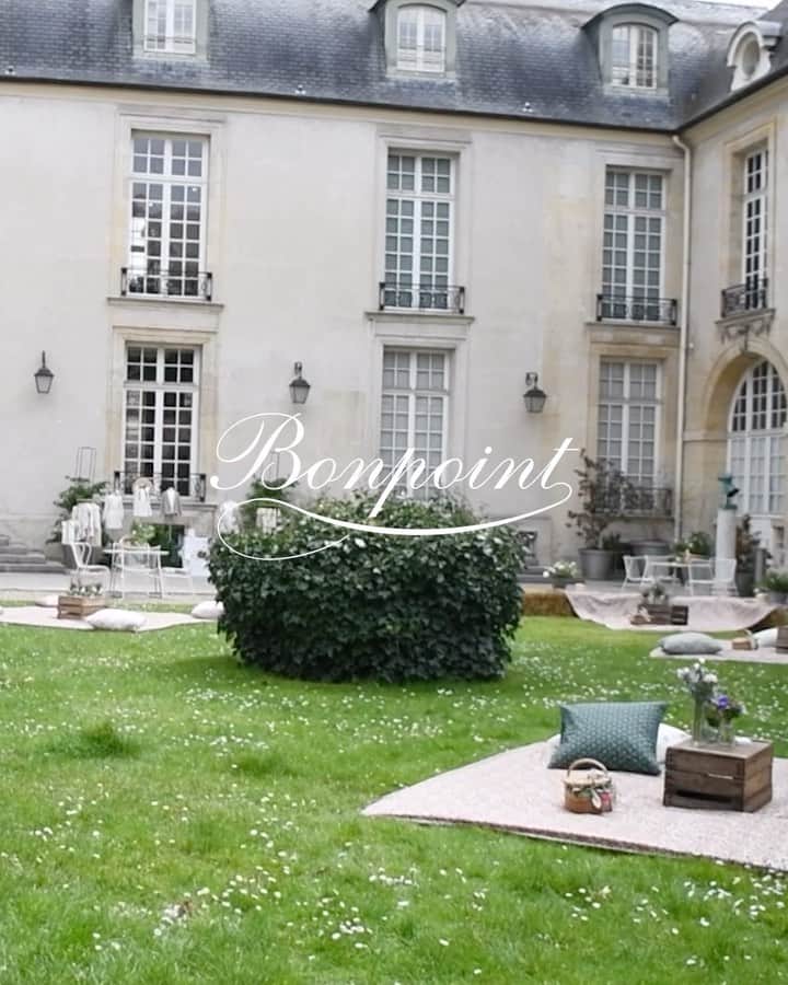 bonpointのインスタグラム：「Relive our Garden Party! ​ In the heart of Paris, our Artistic Director @esther.loonen surrounded by Friends & Family of the Maison Bonpoint celebrated Springtime. ​ Their little ones enjoyed playful workshops by the chef @Mory_sacko_ and the illustrator @isabellelaydierkristensen. ​ ​ 🎥 by @quentin.keiser ​ .​ .​ .​ #Bonpoint #BonpointSS22 #BonpointGardenParty #Event #Paris​」