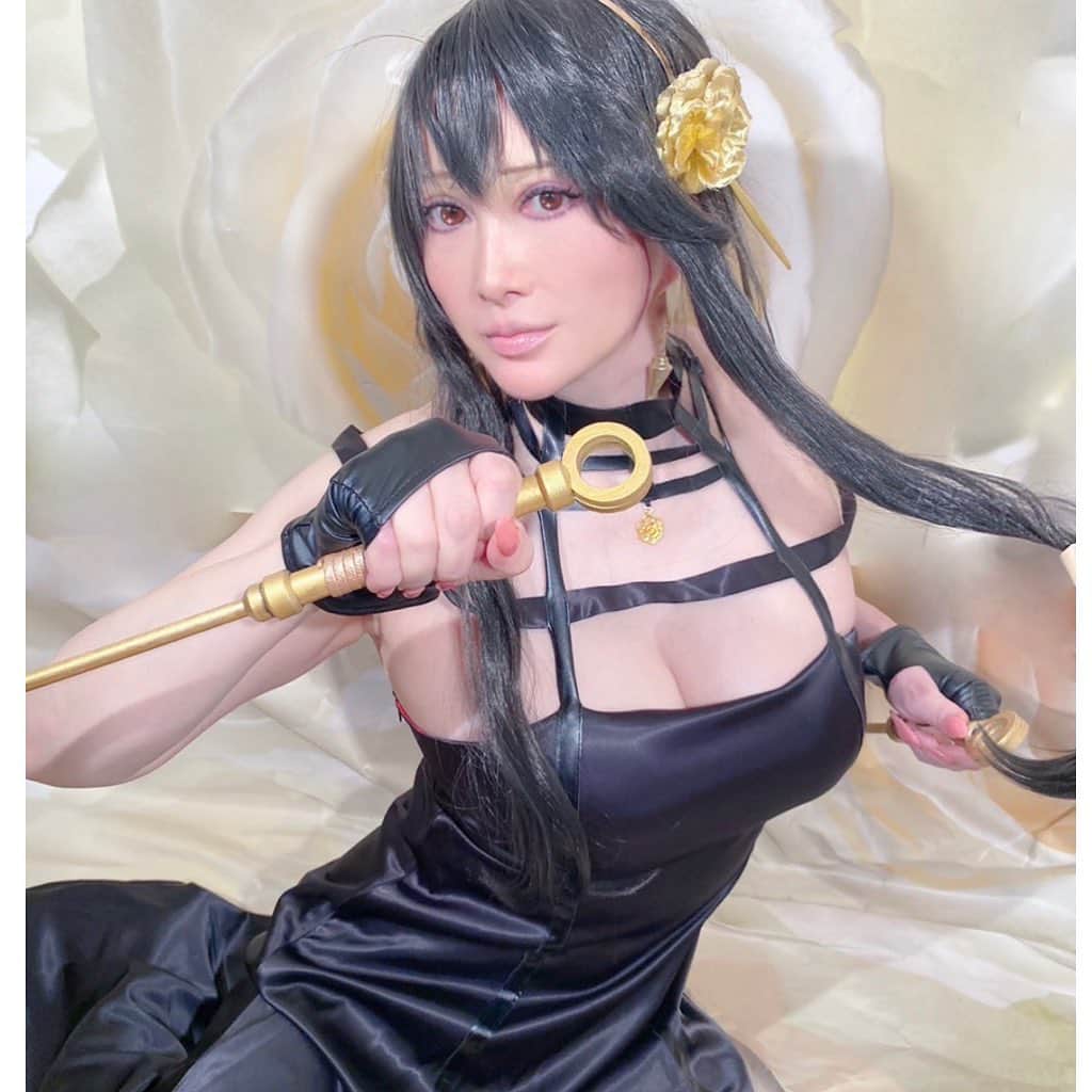 叶姉妹のインスタグラム：「⚜️💖最新作⚜️SPY×FAMILY(💜スパイファミリー)⚜️ヨル💎⚜️アートコスプレ🦋シリーズ🌹⚜️💋✨✨  私達の愛する大切な皆さん、 ごきげんいかがでしょうか🥰💖  ⚜️心の癒し特集・アートコスプレシリーズ⚜️ 最新作 SPY×FAMILY(スパイファミリー)の 💎ヨル・フォージャー💎  私の最近のお気に入りの一つで、 アニメはアーニャのカワイさに 自然と笑顔になっておりますよ。 私もピーナッツが大好きですよ。🥰💖  ちなみに、 叶アートコスプレでの コスプレをする事に関しては (生地の素材までこだわった衣装) すべて網羅してからすることが 作者の方はもちろん 作品と作品を愛する方々に対しても 敬意を払う基本的なマナー、と ファビュラスな姉から学びました 人生の叶のポリシーの大切な 考えの１つですが、 (あくまでも私達の考えです)  SPY×FAMILY(スパイファミリー)はもちろん 一通り目を通しておりますが、 まだ完璧ではなく…。💦 もしよろしければ またいろいろなご意見ご感想 などお聞かせくださいね。🌹✨  私の大好きな趣味の世界として 叶アートコスプレを 私達の愛する大切な皆さんが ご一緒に楽しんでいただき 少しでもホッと癒されてくだされば とても嬉しいですよ。🌹✨  (下の文章はピクシブより🌹✨) バーリント市役所の女性事務員。 裏の顔は凄腕の殺し屋〈いばら姫〉。ヨル 幼少期に両親を亡くし、 7歳下の弟ユーリを養うため殺し屋になる。 殺しの仕事ではリトルブラックドレスに ニーハイブーツを纏い、 柄尻が輪になった釘のような 短剣を主に使用するが、 体術及び素手での格闘術も超人レベル 純粋な戦闘力・身体能力では 最強レベルの実力者  本人は無自覚だが整った容姿の美人。 人間関係の問題や怪しまれることを 回避するために、 妻役を探していたロイド（黄昏）と 偽装結婚しアーニャの義母となる。  💎「世の中が見えない危険にさらされて 急速に変化する不安定な今、 わたくし達の愛する大切な皆さんが どうか 心身ともに健やかに幸せに 過ごされますように 心より願っておりますよ。🌹✨」  そして、 💎私たちの初のトーク番組💎 ⚜️叶姉妹のファビュラスワールド⚜️が Spotifyで配信されており大好評で 大人気いただいておりとても嬉しいですよ。😘💖 私達の愛する大切な皆さんからの 人生の様々なお悩みや、 ファビュラスな姉の⚜️ヘブンリーに生きるコツ⚜️や 私が長年観察しております "はぁ〜…なるほど〜"と感心してしまう ファビュラスな姉の ⚜️気がつけばいつも愛されているアメとムチな ナチュラルボーン恋愛マスター気質のコツ⚜️😅や ⚜️引き締まったボディの極意⚜️や ⚜️幸せな時間の過ごし方⚜️など、 いつものように 真摯に向き合っていくつもりですよ 海外でいま人気となっている ポッドキャストというメディアで、 私たちの愛する大切な皆さんと、 これまでにない方法で、 さらに皆さんとの心のつながりが 深くなると嬉しいですよ😋💖  世の中が見えない危険にさらされて 急速に変化する不安定な現在ですが、 アメージングでファビュラスな日々をご一緒に、 心のささやきのように この番組をよろしければ 楽しんでくださいね。💋✨」  https://spoti.fi/KanoSisters  ・お悩み受付フォーム：https://forms.gle/JHgdBxnKuLnixQQA7  ・配信日時　毎週火曜18時ごろ配信  #SPY×FAMILY #スパイファミリー #ヨル・フォージャー #アーニャ #Spotify #ポッドキャスト #叶姉妹のファビュラスワールド #amazing #heavenly #バラの香り  #precious#fabulous #叶姉妹 #heaven #happy #ファビュラス  #angel #宇宙   #コミケ #叶 #叶ポージングエクササイズ  #究極生命体 #peace #peaceful #lgbtq #至福 #幸運 #天使 #女神 #愛するあなたへ」