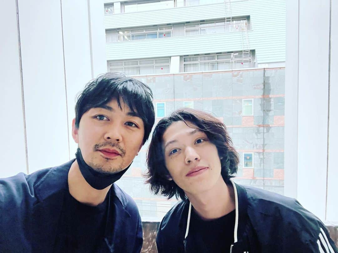 小林且弥さんのインスタグラム写真 - (小林且弥Instagram)「慎太郎と。  舞台『象』、何とか初日が開けました。  いろんなことが重なりすぎて、初日が開くことの難易度が高くなり過ぎてて、、  このままどうか無事千秋楽まで駆け抜けられますよう。  #kaat神奈川芸術劇場大スタジオ」4月16日 1時38分 - kobakatsu_1210