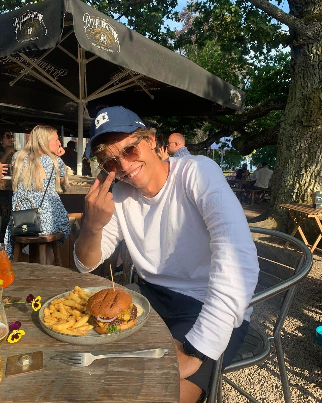 イリヤ・ソロミンさんのインスタグラム写真 - (イリヤ・ソロミンInstagram)「😏   #biergarten #sommar」4月16日 2時07分 - illyasolomin