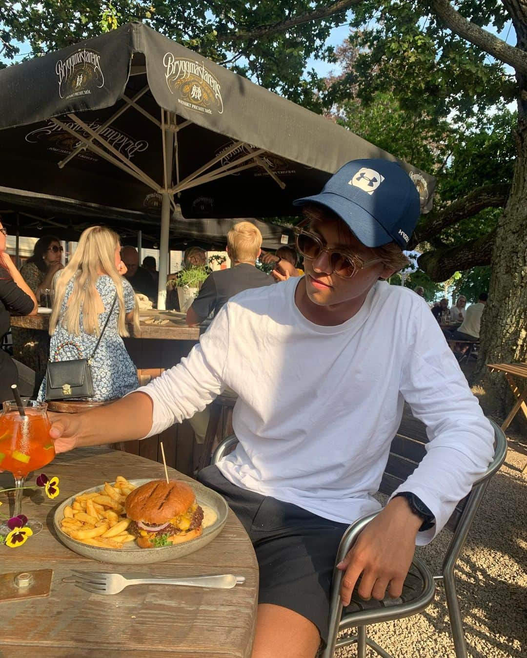 イリヤ・ソロミンのインスタグラム：「😏   #biergarten #sommar」