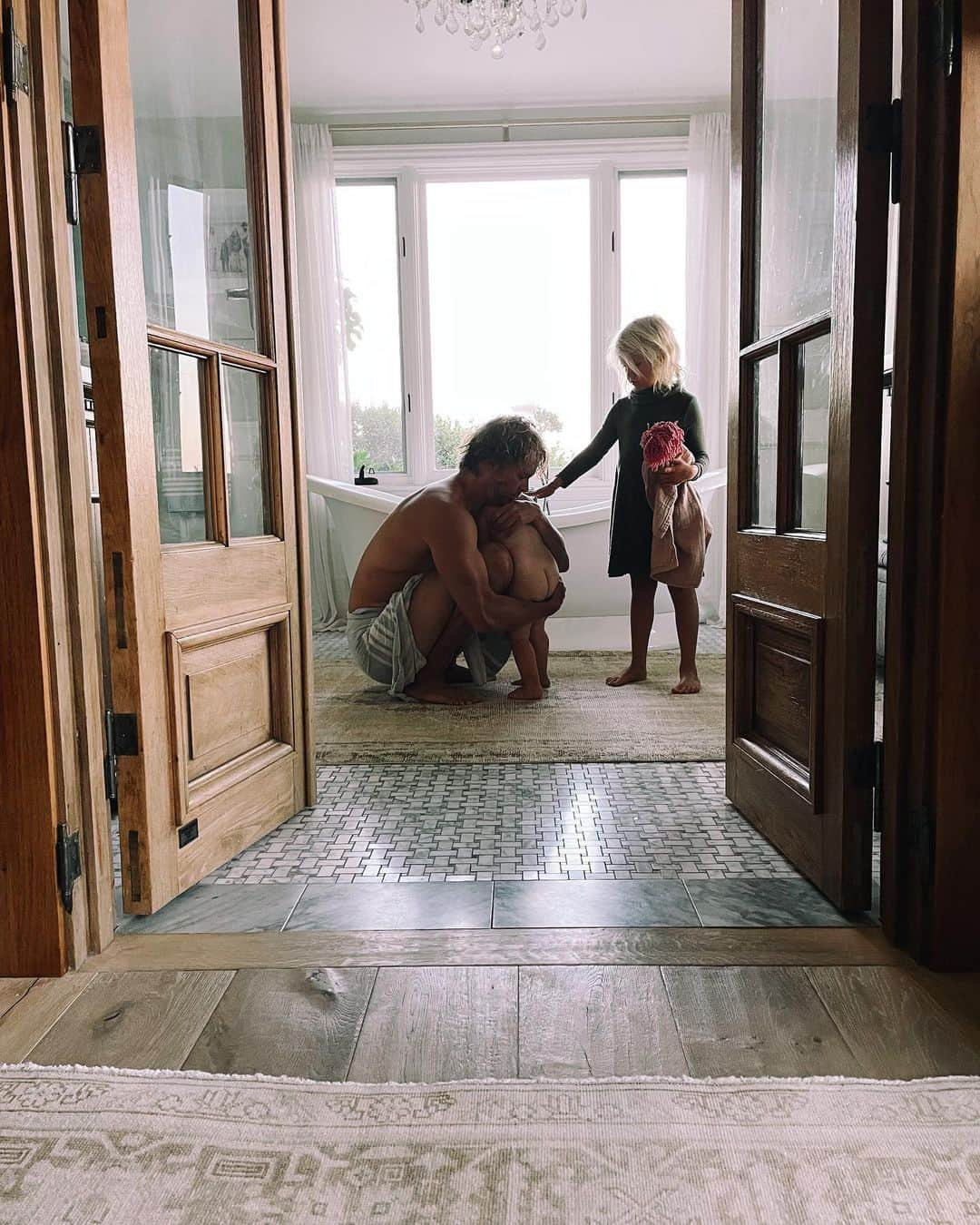 エリック・クリスチャン・オルセンのインスタグラム：「Post shower snuggles from a warm blooded Viking @ericcolsen」