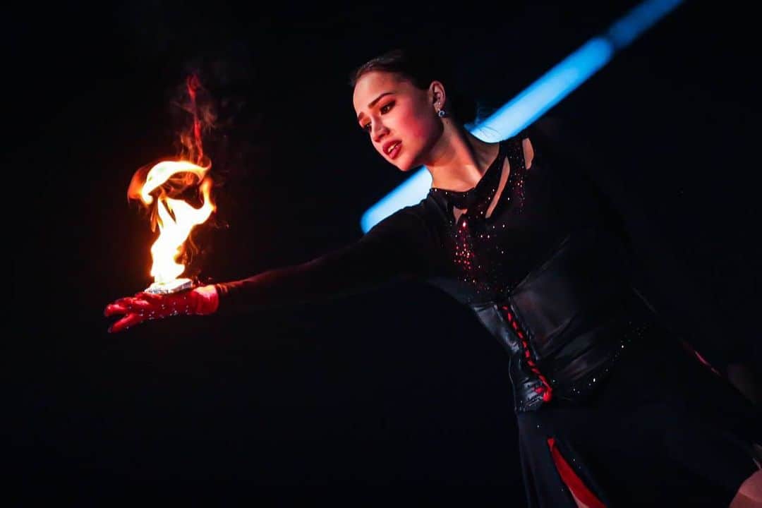 アリーナ・ザギトワのインスタグラム：「🔥🔥🔥 Сегодня все самые тёплые поздравления я адресую Татьяне Анатольевне Тарасовой! 🥰  @t.a.tarasova , спасибо за ваш огромный вклад в развитие фигурного катания в нашей стране ⛸  Также благодарю Илью Изяславича @averbukhofficial за такую чудесную программу, которую мы подготовили специально для дня рождения Татьяны Анатольевны! Я очень рада, что именно Вы придумали ее для меня 😍」