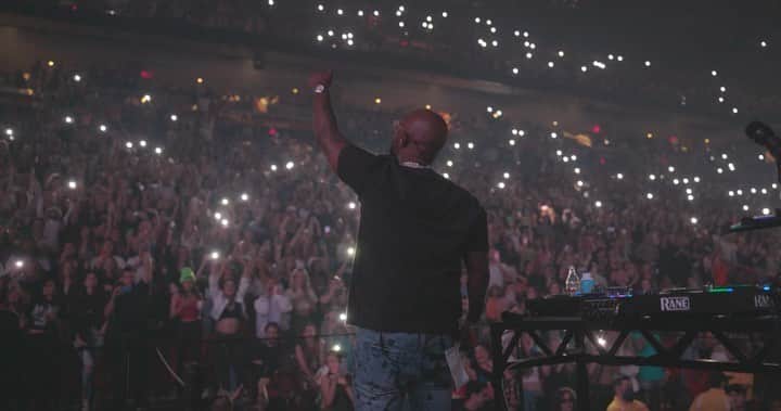 テイラー・ジェームスのインスタグラム：「tay james & the wulf … after 4 world tours this feeling never gets old!  📸: @rorykramer #justiceworldtour」