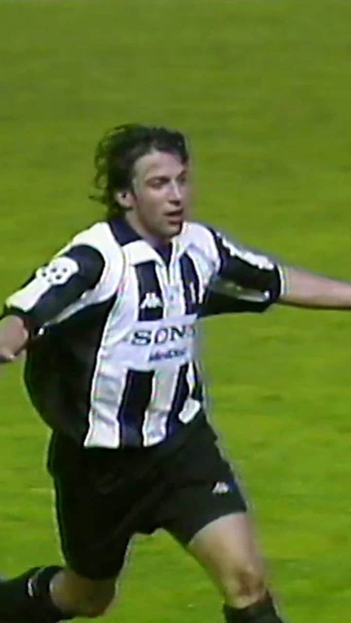 のインスタグラム：「Repost @juventus : #FBF to this fabulous @alessandrodelpiero finish! ✂️⚽️  . #GoalOfTheDay」