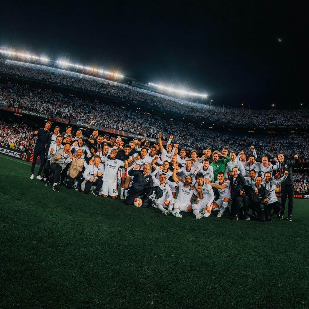 エリック・ドゥルムさんのインスタグラム写真 - (エリック・ドゥルムInstagram)「What a Night, what a TEAM and what an amazing support from our Fans😍 UNBELIEVABLE atmosphere🙏🏻 #eintrachtfrankfurt #sge #eintrachtfrankfurtinternational」4月16日 4時20分 - _erik37durm