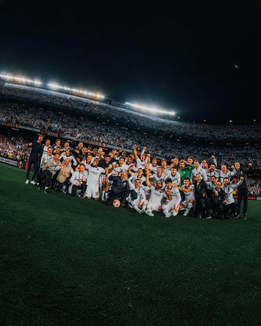 ティモシー・チャンドラーのインスタグラム：「Moments you will never forget 🙌🏽🦅!!! Thx Eintracht Family for this great night & the amazing support 😉🦅💪🏾」