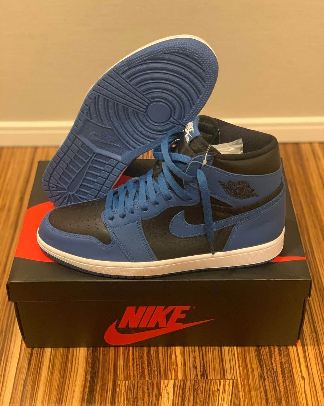 岩本煌史さんのインスタグラム写真 - (岩本煌史Instagram)「got new kicks!!  NIKE AIR JORDAN 1 RETRO HIGH OG DARK MARINA BLUE  #nike #ナイキ #aj1 #airjordan1 #airjordan1high #エアジョーダン1 #nikejordan1 #airjordan1darkmarinablue #darkmarinablue #ダークマリーナブルー #michaeljordan #マイケルジョーダン #prowrestler #プロレスラー #prowrestling #プロレス #三重県 #桑名市 #出身 #岩本煌史 #sneaker #スニーカー #スニーカー大好き #足元倶楽部 #スニーカーヘッズ」4月16日 17時49分 - koji_iwamoto