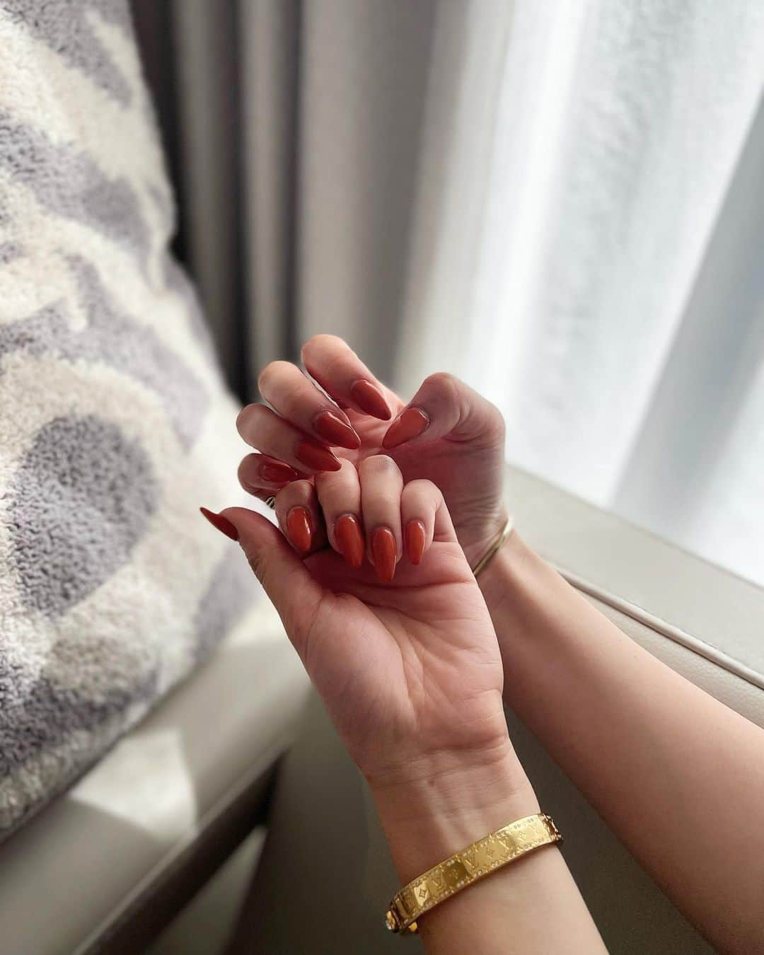 CHIHAさんのインスタグラム写真 - (CHIHAInstagram)「#newnails   最近一色塗りにハマってるの❤️ @lien_liliy   洗い物やプール大好きだったり水を触る事が多いかったり、掃除も毎日して爪に負担かけること多いけど1ヶ月以上引っかからずにネイルが持つのはLienさんが初めて🌸‼︎‼︎  #ネイル #テラコッタネイル #naildesign」4月16日 16時20分 - chiha6170