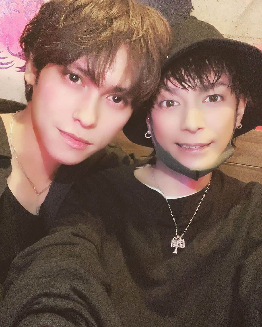 澤本幸秀のインスタグラム：「久々のキオナ😁 オレら同い年で昔からよく遊んでたけど、 今日は久々会えて嬉しかったぜ👍 👉スクロールしてみて。昔w @naokifujisawa #mensegg#bar#balus#歌舞伎町」