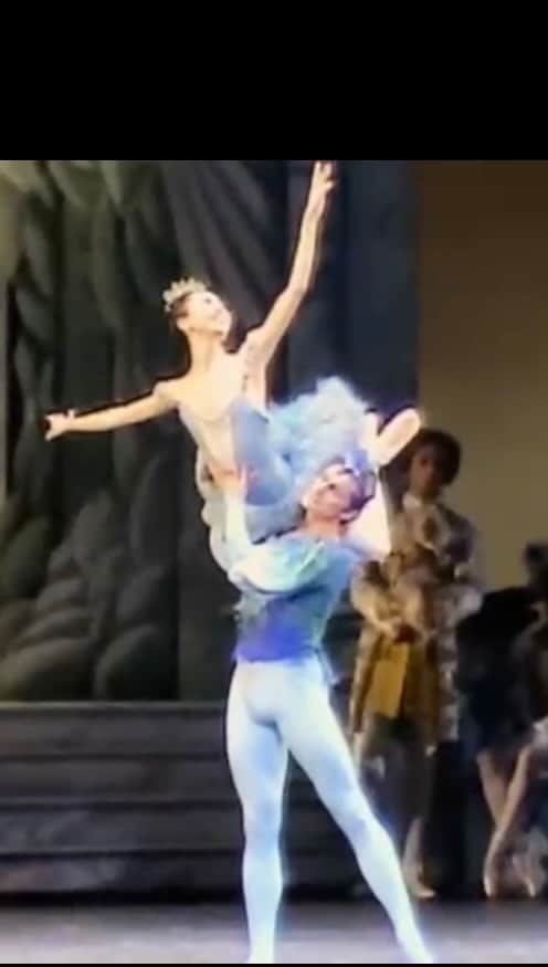 加治屋百合子のインスタグラム：「・ #flashbackfriday  14 years ago🙈 Baby me dancing @abtofficial Bluebird Pas de Deux with Gennadi Saveliev, founder of @yagp🩰  「金曜日は以前の写真を皆とシェアしよう〜」の#flashbackfriday というタグがあります。 これは14年前🙈　ABT公演でブルーバードのパドドゥを@yagp創立者ゲンナンジーさんと踊った時より。  #ballet #ballerina #dance #dancer #artist #asian #japanese #abt #houstonballet  #stage #performance #tutu #costume #バレエ #バレリーナ #ダンス #ダンサー #アーティスト #公演 #舞台」