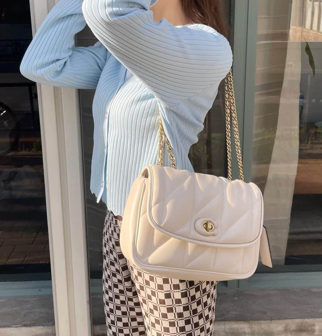 のインスタグラム：「心地いい春の日のしふく🌸  👜 @coach  最近のお気に入り😳 可愛くて大容量なのLove🤍  👕 @curlychou_  色味も形も可愛すぎる！ 今年も着るの楽しみだった~😚  👖@2pink_byvivi  欲しかったチェック柄🙈 着心地よくてかわいいのに コスパ最高に良くて大好き💕 　　  #嵐莉菜 #私服 #coach #コーチバッグ #curlychou #カーディガン #カーディガンコーデ #2pink #チェック柄パンツ #フレアパンツ」