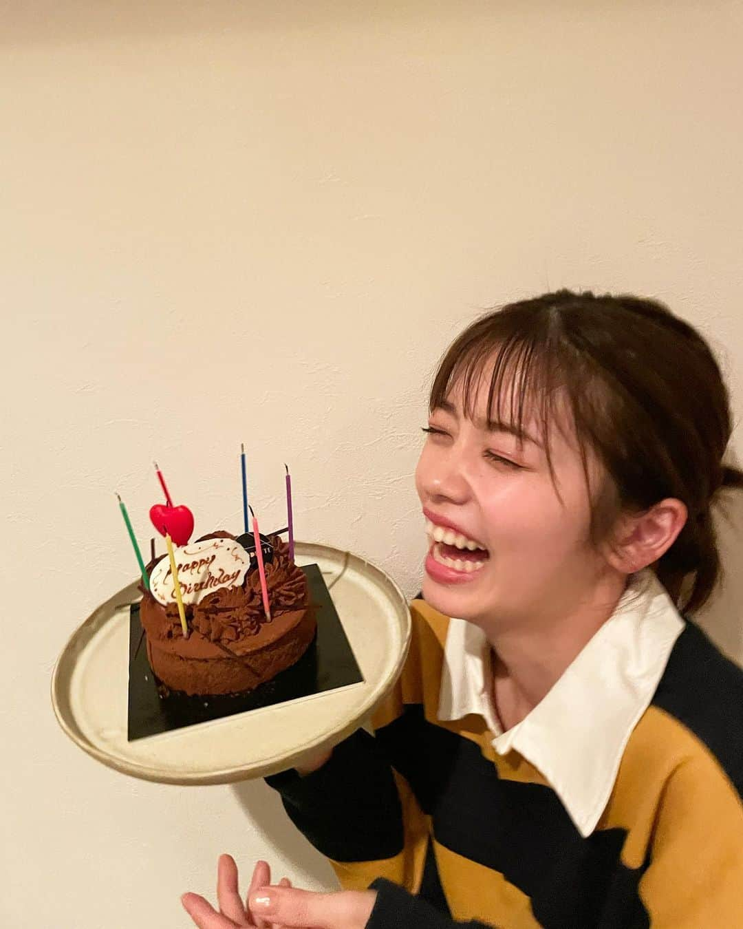 小芝風花さんのインスタグラム写真 - (小芝風花Instagram)「🎉Happy birthday to me🎉 本日25歳になり、20代も後半に入りました٩( ᐛ )و いい意味で変わらなきゃいけない所や、課題もあります。 が！！ 皆さんが今まで応援してくれた小芝の根本は変わらず、さらに磨きをかけて、楽しい時間をお届けできるように精進して行きたいと思います😊 私の歩みは人よりも遅いかもしれませんが、一歩ずつ歩くごとに、色んな人が倒れないように支えて下さっています。 いつも応援してくださる皆さん、家族、友達、お仕事で出会った人たちです。 その人達のおかげで、ゆっくりマイペースではありますが、今の私があります。 だから本当に感謝しております😊 でも支えてもらうだけではダメな年齢なので、自分の足に根を張って、嬉しいことだけではない世の中だけど、しっかり生きていきたいと思います(｡・・｡) 応援して下さっている皆さんや、お仕事で出会った皆さんに感謝のお返しができるのは、やっぱりお芝居だなと思うので、出会えたご縁を大切に、良い作品を沢山作れるように頑張ります😊 長くなりましたが、ちょっと節目的な誕生日なので許してください😂 おめでとうの言葉、沢山ありがとうございます✨ 25歳の私もよろしくです♪  p.s. かのきれメンバーがお祝いしてくれたの☺︎✨ だから楽しすぎて笑いすぎの写真🤣超幸せでした♪かのきれ4ever❤︎」4月16日 10時21分 - fuka_koshiba_official