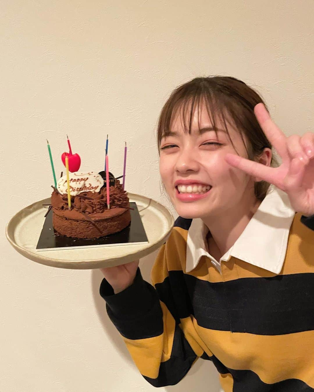 小芝風花さんのインスタグラム写真 - (小芝風花Instagram)「🎉Happy birthday to me🎉 本日25歳になり、20代も後半に入りました٩( ᐛ )و いい意味で変わらなきゃいけない所や、課題もあります。 が！！ 皆さんが今まで応援してくれた小芝の根本は変わらず、さらに磨きをかけて、楽しい時間をお届けできるように精進して行きたいと思います😊 私の歩みは人よりも遅いかもしれませんが、一歩ずつ歩くごとに、色んな人が倒れないように支えて下さっています。 いつも応援してくださる皆さん、家族、友達、お仕事で出会った人たちです。 その人達のおかげで、ゆっくりマイペースではありますが、今の私があります。 だから本当に感謝しております😊 でも支えてもらうだけではダメな年齢なので、自分の足に根を張って、嬉しいことだけではない世の中だけど、しっかり生きていきたいと思います(｡・・｡) 応援して下さっている皆さんや、お仕事で出会った皆さんに感謝のお返しができるのは、やっぱりお芝居だなと思うので、出会えたご縁を大切に、良い作品を沢山作れるように頑張ります😊 長くなりましたが、ちょっと節目的な誕生日なので許してください😂 おめでとうの言葉、沢山ありがとうございます✨ 25歳の私もよろしくです♪  p.s. かのきれメンバーがお祝いしてくれたの☺︎✨ だから楽しすぎて笑いすぎの写真🤣超幸せでした♪かのきれ4ever❤︎」4月16日 10時21分 - fuka_koshiba_official