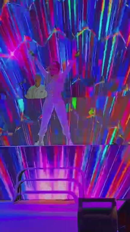 Claudia Leitteのインスタグラム：「Exttravasa- ao vivo no @paradoroficial 🛸 #CLBRATour」