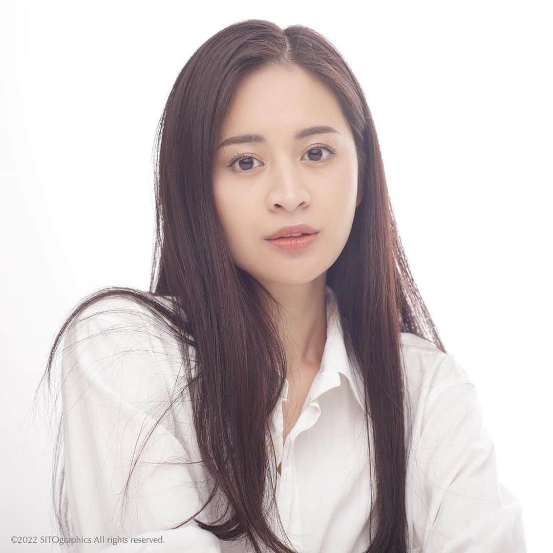 シト山口のインスタグラム：「スタジオの基本ライティングによるユルフワなナチュラルビューティーの撮り方です😊💕✨ 万人ウケするので宣材としても最も強い撮り方です。  model イェンちゃん@iyenchangram hair&make self photo @sito_graphics  #モデル #美脚 #美人 #美肌 #美白 #小顔 #スタイル #ヘアメイク #メイク #ポートレート #ファッション #ビューティー #作品撮り  #写真好きな人と繋がりたい #被写体   ©︎2022 SITO graphics All rights reserved.」