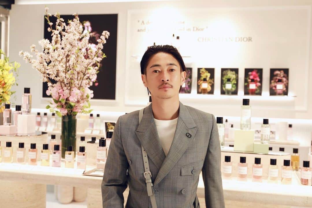 窪塚洋介のインスタグラム：「@diorbeauty @dior  HOUSE of DIOR  BEAUTY OMOTESANDO OPEN‼️  国内初のビューティー＆ファッションを一緒に楽しめる新生ストアが表参道ヒルズに✨  世界的フラワーアーティスト"東信"さんとのコラボレーションによる香りを花々で表現したアートも期間限定で展示してて素敵✨  「メゾン クリスチャン ディオール」のアイテムも充実しててよかったよ✨」