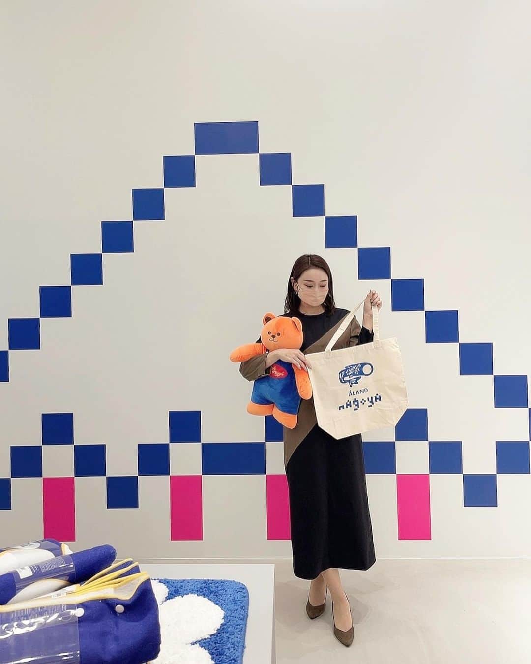 のインスタグラム：「🅰️ * 韓国発のセレクトショップ【ALAND】の 日本2号店がmozoワンダーシティに OPENしたのでさっそく行ってきました♥️ * OPEN記念ノベルティに、1枚目で持っている エコバックを税込5500円以上買うと貰えます🐟 * 韓国旅行へ行く際、必ず立ち寄っていたALAND🌼 内装も、韓国にいるような空間でした🇰🇷 「オソオセヨ~エーランドイムニダ~」 (いらっしゃいませ~。エーランドでございます~。) が、頭から離れないわけですよ。 よく由奈と真似してた← わかる方いらっしゃいます？笑笑 * ーーーーーーー－－－－－－－－－－ ■場所 mozoワンダーシティ2F 〒452-0817 愛知県名古屋市西区二方町40番 * #ALAND #エーランド #ALAND_JP #ALANDad #ALAND_NAGOYA #エーランド名古屋」