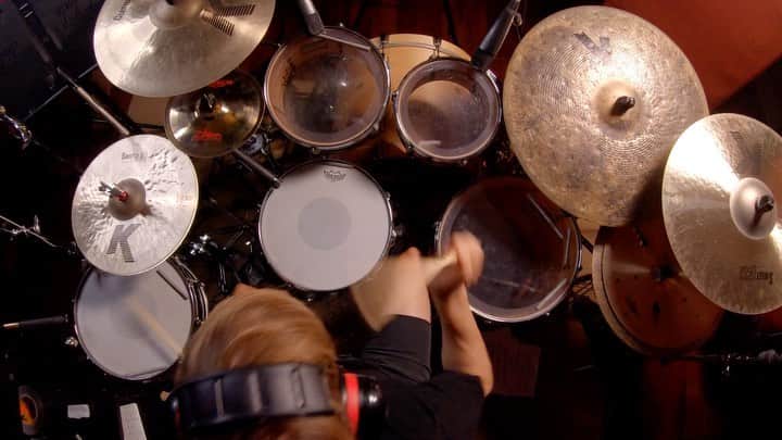 シェーン・ガラースのインスタグラム：「An 8 measure groove/fill I shot for @pearl_drums as part of their #108project 📽  #vf15 #vicfirth #vicfirthsticks #zildjian #zildjiancymbals #zildjianfamily #teamremo #remodrumheads #remo #bigfatsnaredrum #drumming #drummer #drums #groove #chops #pearldrums #crumbweststudios #shanegaalaas」