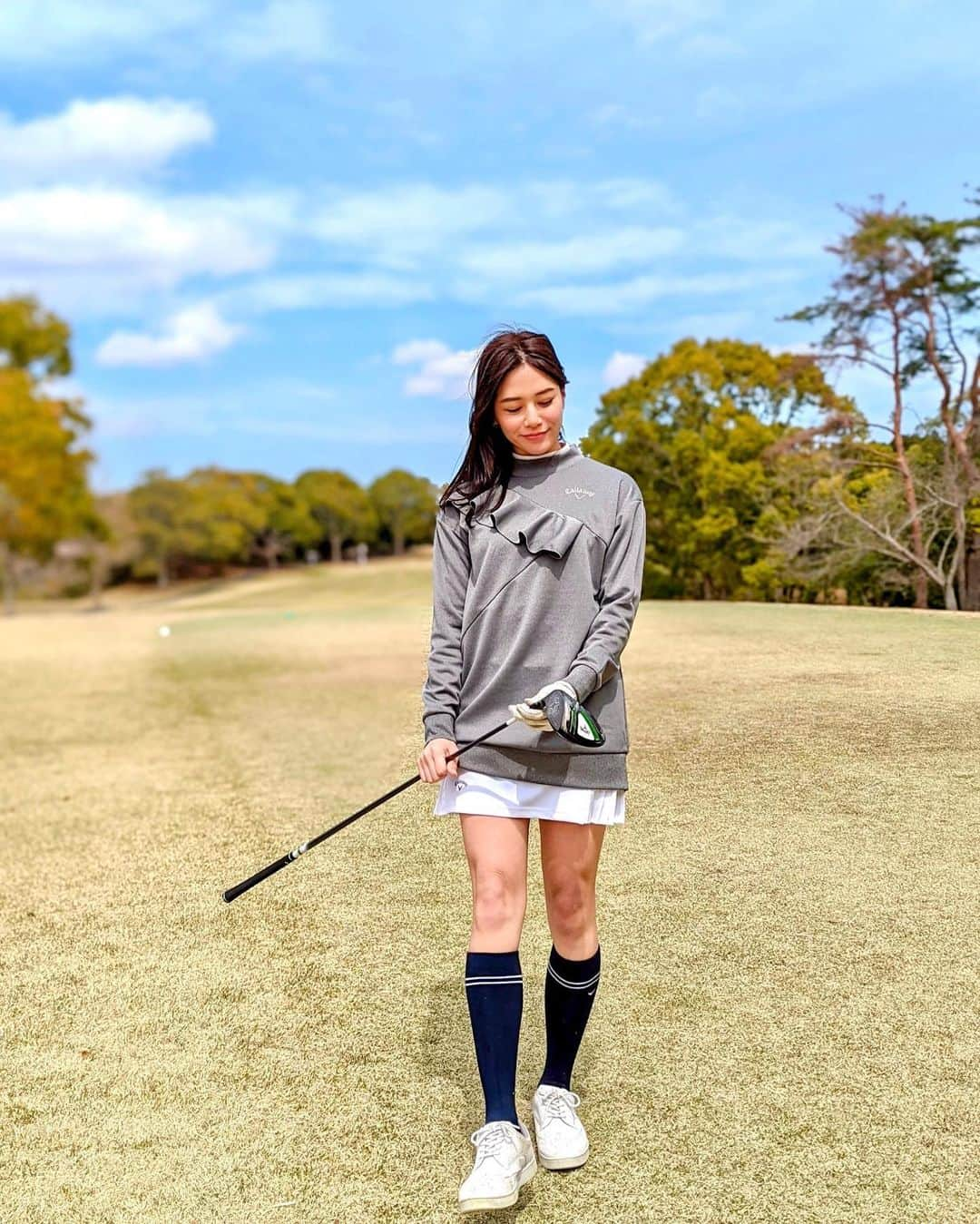 石井里奈さんのインスタグラム写真 - (石井里奈Instagram)「こんにちは☀️ . 今月はゴルフ日和⛳️ ゴルフの写真もたくさん溜まってます✨最近だんだん頭で考えるのと同時に身体も感覚を覚えてきて、スタイルを確立しようと模索してます🙆‍♀️ アプローチとパターをたくさん練習したいです⛳️ . ウェアは全て @callawayapparel_japan ❤️ 今期の春物早速着ていきました🌸 . あー早くゴルフ行きたい⛳️🏌️‍♀️ 日焼け止めは @alliepr_jp で今年ほんとにそこまで焼けてなくて感動してます💕 . ちなみに昨日はコナンの最新作を観に🎥ツッコミどころ満載だけど面白かったよ🎃 今日も素敵な一日を❤️ . #りなまるゴルフ #ゴルフ #ゴルフ女子 #golfstagram #ゴルフコーデ #ゴルフウェア #キャロウェイ #callaway #callawaygolf #callawayapparel #春ゴルフ #茨城ゴルフ #ゴルフスイング #ゴルフクラブ #ゴルフ初心者 #ゴルフシューズ #ゴルフ場 #ゴルフ好き #ドライバーショット #ドライバー #スイング動画 #ゴルフスイング動画 #ゴルフ動画 #golfwear #golffashion #golfswing #ゴルフ女子コーデ #ゴルフ練習 #名探偵コナン #コナン」4月16日 12時05分 - ri7tin1025