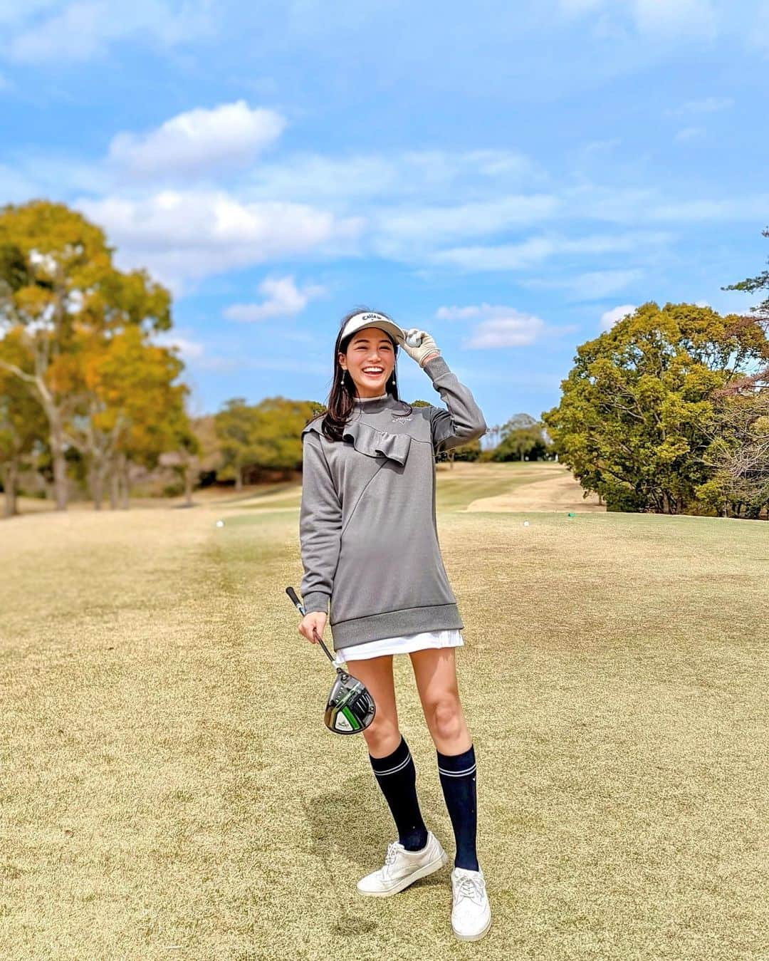 石井里奈さんのインスタグラム写真 - (石井里奈Instagram)「こんにちは☀️ . 今月はゴルフ日和⛳️ ゴルフの写真もたくさん溜まってます✨最近だんだん頭で考えるのと同時に身体も感覚を覚えてきて、スタイルを確立しようと模索してます🙆‍♀️ アプローチとパターをたくさん練習したいです⛳️ . ウェアは全て @callawayapparel_japan ❤️ 今期の春物早速着ていきました🌸 . あー早くゴルフ行きたい⛳️🏌️‍♀️ 日焼け止めは @alliepr_jp で今年ほんとにそこまで焼けてなくて感動してます💕 . ちなみに昨日はコナンの最新作を観に🎥ツッコミどころ満載だけど面白かったよ🎃 今日も素敵な一日を❤️ . #りなまるゴルフ #ゴルフ #ゴルフ女子 #golfstagram #ゴルフコーデ #ゴルフウェア #キャロウェイ #callaway #callawaygolf #callawayapparel #春ゴルフ #茨城ゴルフ #ゴルフスイング #ゴルフクラブ #ゴルフ初心者 #ゴルフシューズ #ゴルフ場 #ゴルフ好き #ドライバーショット #ドライバー #スイング動画 #ゴルフスイング動画 #ゴルフ動画 #golfwear #golffashion #golfswing #ゴルフ女子コーデ #ゴルフ練習 #名探偵コナン #コナン」4月16日 12時05分 - ri7tin1025