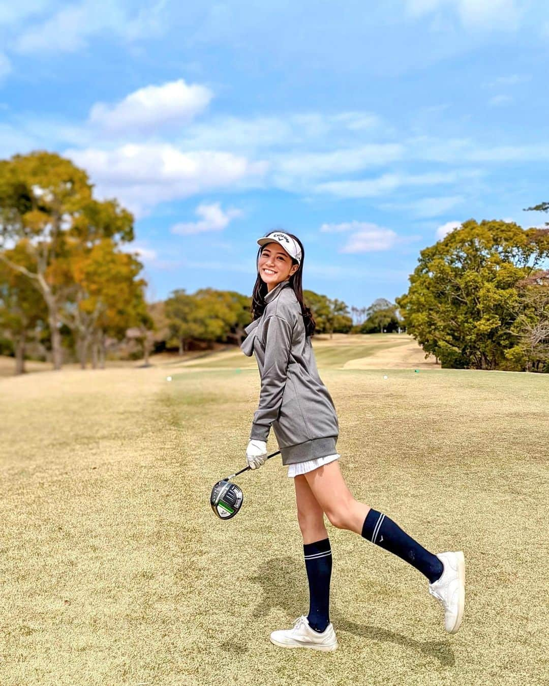 石井里奈さんのインスタグラム写真 - (石井里奈Instagram)「こんにちは☀️ . 今月はゴルフ日和⛳️ ゴルフの写真もたくさん溜まってます✨最近だんだん頭で考えるのと同時に身体も感覚を覚えてきて、スタイルを確立しようと模索してます🙆‍♀️ アプローチとパターをたくさん練習したいです⛳️ . ウェアは全て @callawayapparel_japan ❤️ 今期の春物早速着ていきました🌸 . あー早くゴルフ行きたい⛳️🏌️‍♀️ 日焼け止めは @alliepr_jp で今年ほんとにそこまで焼けてなくて感動してます💕 . ちなみに昨日はコナンの最新作を観に🎥ツッコミどころ満載だけど面白かったよ🎃 今日も素敵な一日を❤️ . #りなまるゴルフ #ゴルフ #ゴルフ女子 #golfstagram #ゴルフコーデ #ゴルフウェア #キャロウェイ #callaway #callawaygolf #callawayapparel #春ゴルフ #茨城ゴルフ #ゴルフスイング #ゴルフクラブ #ゴルフ初心者 #ゴルフシューズ #ゴルフ場 #ゴルフ好き #ドライバーショット #ドライバー #スイング動画 #ゴルフスイング動画 #ゴルフ動画 #golfwear #golffashion #golfswing #ゴルフ女子コーデ #ゴルフ練習 #名探偵コナン #コナン」4月16日 12時05分 - ri7tin1025