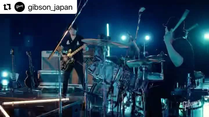 生形真一のインスタグラム：「Gibson Japanの企画でエマさんとセッション、そして対談をさせてもらいました。 数あるイエモンの名リフの中でも、特にヘヴィーでリリースされた当時から大好きだったTVのシンガーをエマさんにリクエストして演奏させてもらいました。 ナッシングスからはSpirit Inspiration 。 エマさんのギターは攻撃的な中にもどこか柔らかさとしなやかさがあって本当に心地が良い。 久しぶりに一緒に演奏させてもらった吉田さんは更にタイトに、そしてパワフルになっていて、初めましてのわかざえもんはゴリゴリのカッコいいベースを弾いてくれました。  #Repost @gibson_japan with @make_repost ・・・ ギブソン公式YouTube『ギブソン TV 日本版』オリジナル・シリーズ『クロスロード TOKYO』第3弾動画に生形真一、菊地英昭が登場！   演奏動画はプロフの「ギブソンTV日本版」URLまで   #ギブソン #クロスロード #生形真一 #菊地英昭 #ナッシングス #ブレチャ #THEYELLOWMONKEY #ShinichiUbukata #HideakiKikuchi #nothingscarvedinstone #brainchilds #tvのシンガー #spiritinspiration」