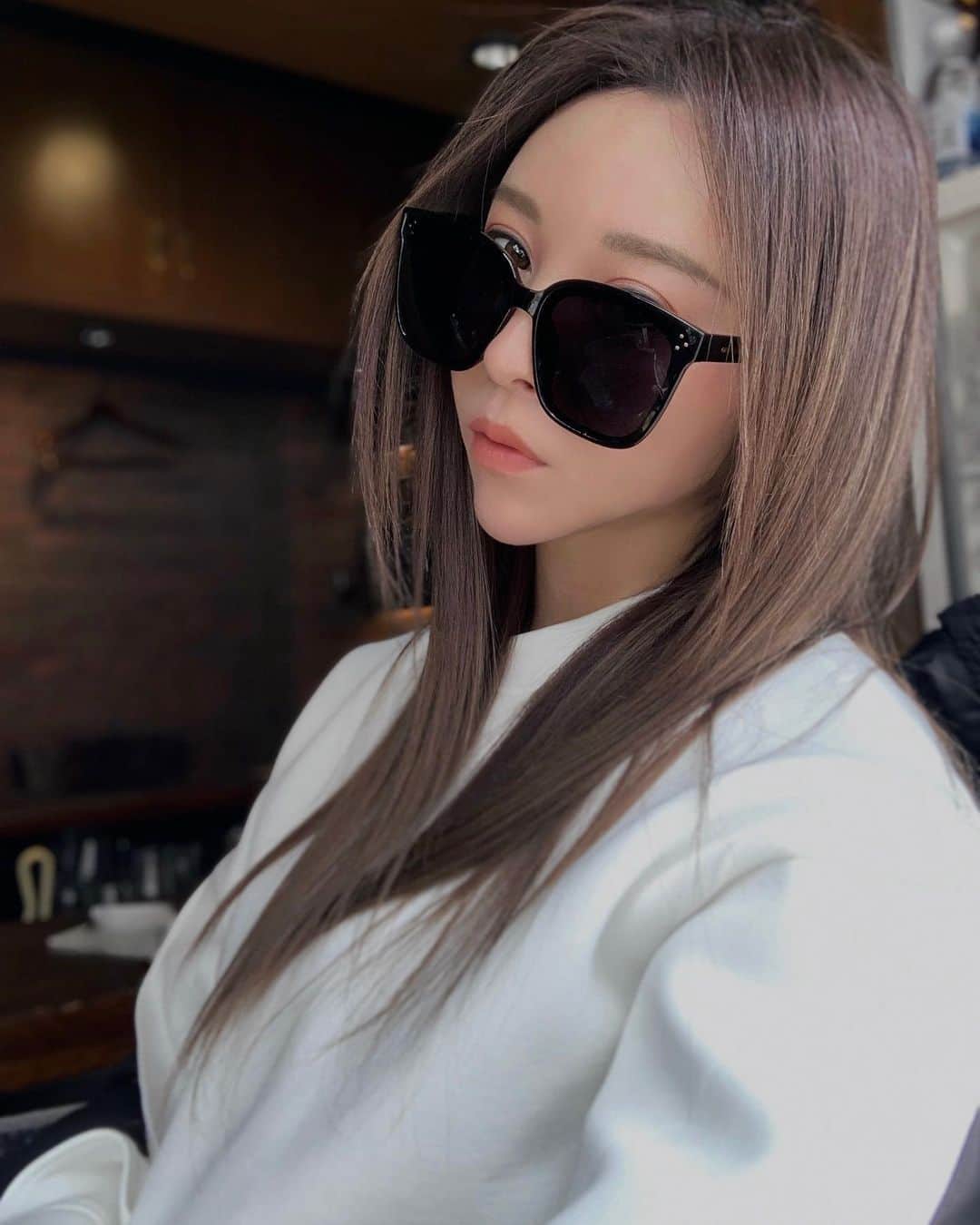 のインスタグラム：「LALMAMIT @lalmamit でカラーと縮毛矯正とトリートメントとヘッドスパしてきた♪  カラーはグレージュ&ブルーパープルで透明感が出る色にしてもらった🤍  もう最高過ぎて病みつきになってしまったのが、 生まれつきストレートヘアの子供のようなサラサラつやつやの髪になれる縮毛矯正の【#hairium  #へアリウム】 を今回も梅雨が始まる前にお願いした🤍  縮毛矯正とカラーを別日にわざわざ行かなくても、ヘアリウムしたその日にカラーも出来るし最高✨  あと、縮毛矯正でもコテを使えばカールヘアも可能なのもとっても嬉しい🤍  ［hairium へアリウム］は... ✔︎髪が硬くならず風になびく柔らかな質感 ✔︎生まれながらのようなストレートになる ✔︎ブリーチ毛にも対応（程度による） ✔︎ダメージをかけないで縮毛矯正が出来る  なのでクセ毛に悩んでる人はこれからの時期にもすごくオススメ✨  今回も超音波トリートメントしていただいたから髪がまたまたしっとり艶やかになったぁ♥️  ラベンダーのヘアケアオイルを使ってアロマの香りに癒されながらしてもらえるヘッドスパは最高に気持ち良い👼✨✨  いつも好みのカラーにしてくれて、 尚且つ髪を綺麗にしてくれるのは @lalmamit の たくろーさん @tackrock ✂︎  原宿駅　表参道口徒歩1分の施術が丁寧なサロンで、 女性はもちろん、男性も行けるのでオススメ😉♡  🚩ヘアリウムが気になる方は 私のインスタ見たと予約をすると、 ロングヘアの方でも 初回30%OFFの ¥18,480  に加え‼︎  カットと超音波トリートメントも サービスで付けてくれるそうです✨  シャンプー＋カット+縮毛矯正+超音波トリートメント  全部で ¥18,480 は安いからめちゃくちゃオススメ😉✨  ────────────────────────── #美容室 #原宿#表参道#表参道美容室 #原宿美容室 #綺麗になりたい #おすすめサロン#オススメ美容室#lalmamit #グレージュ#ヘアカラー#hairium#超音波トリートメント #ヘアリウム#オイルスパ#ヘアカラー#カラーリング#ヘアスタイル#ヘッドスパ#クセ毛#クセ毛対策 #矯正縮毛」