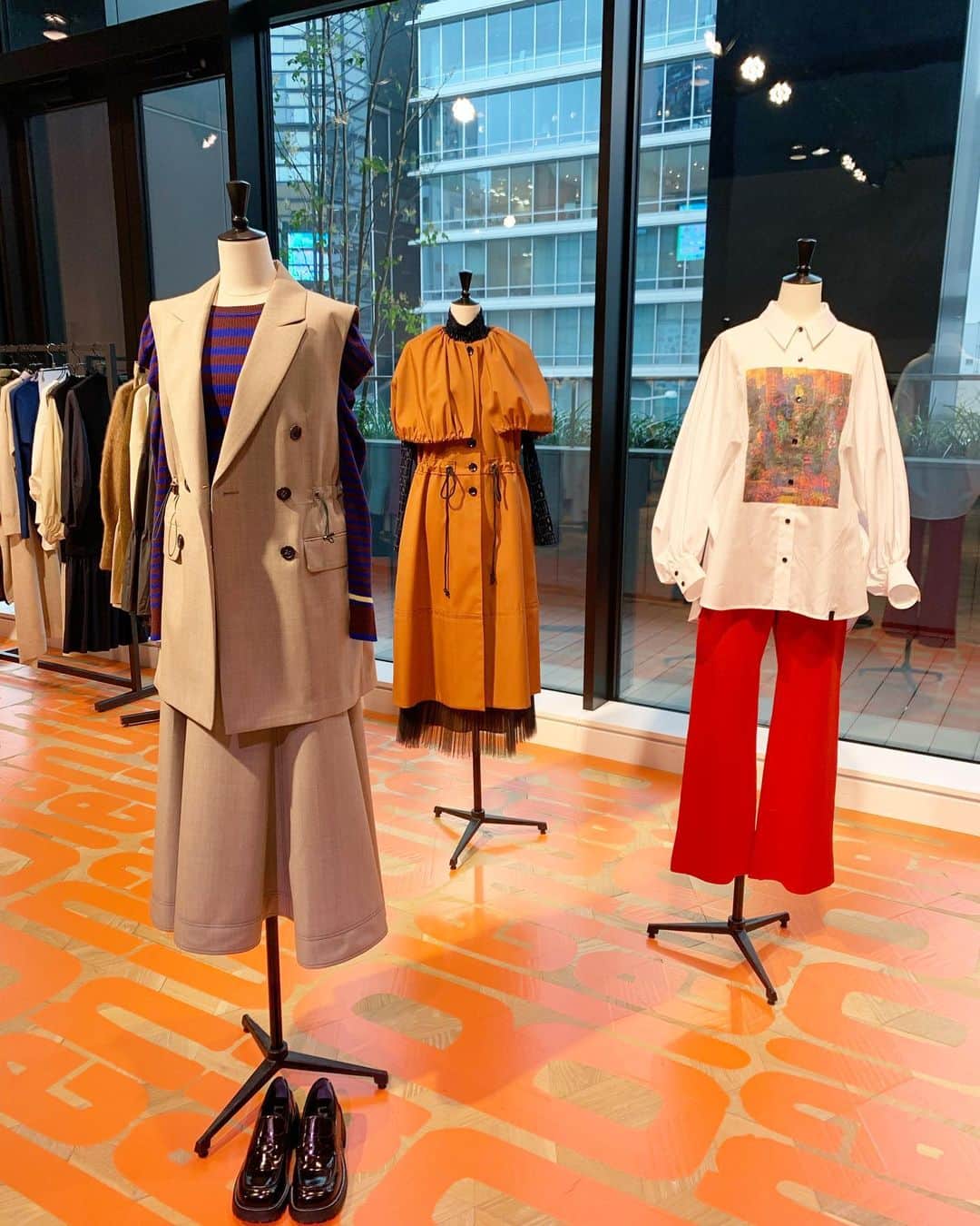上野なつひのインスタグラム：「LANVIN 2022 秋冬コレクション  デザイン、機能性さらにグレードアップしてて全て可愛い、、、  デザインセンス抜群でなのにとっても軽かったり、トップスもワンアクションあって品もありお出かけしたくなるイメージが湧くお洋服沢山でした😭 デザイナーさんの愛が詰まってる洋服 早く届かないかな😗  @lanvin_en_bleu_womens  #lanvinenbleu  #展示会」