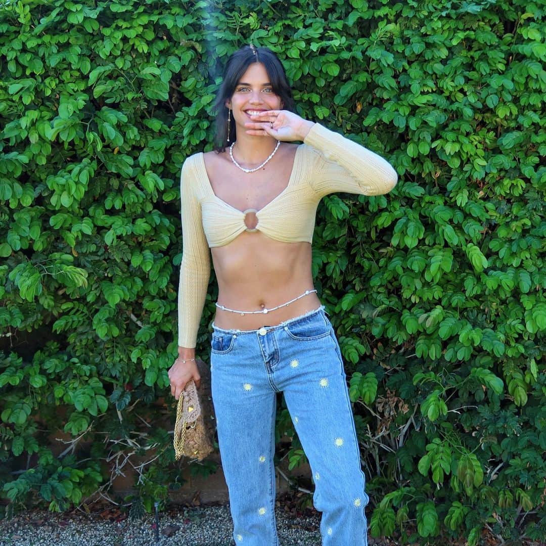 サラ・サンパイオのインスタグラム：「Made it to the desert 🌵@revolve #revolvefestival」