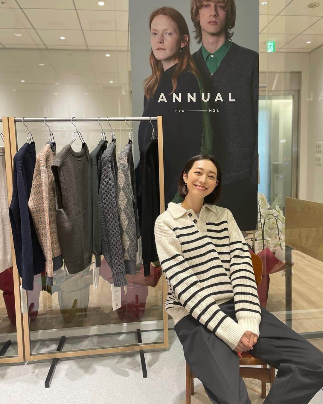 熊澤枝里子のインスタグラム：「ニュージーランドのニットブランド @annual_nz  の展示会へ🧶 アップサイクルをしてくれるニットブランド♻️ ウールかカシミヤのみで、化学繊維不使用のニット素材だからアップサイクルがしやすいそうだ。 羊毛の刈り方もアニマルウェルフェアだそうで🐏  素敵なものやテクノロジーが沢山あるのは有り難いけども、、もう必要なものを必要な分だけでいいよ😣 と思っている私としては、 不当な搾取がない生産方法で、必要な分+α（少しの遊びや楽しみ）くらいで十分だ。 今は必要なもの+αααααくらい物が溢れた世の中になっている気がしてならないよ。  このニットは素材が良く、肉厚で長く大切に使えそうだ😌🙏🧡 気に入ったものを長く愛していこうっと😌❤️」