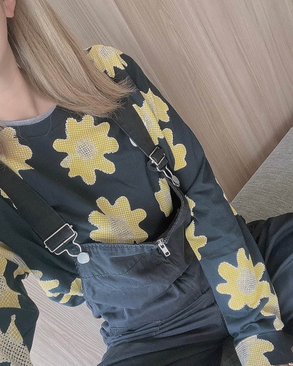 矢代梢のインスタグラム：「相変わらずサロペット大好き😜 NIKEのお花柄トップスもらった🌼🌼 かわいい👏 #楽ちんコーデ #サロペット #好きなものは昔から変わらない #NIKE #ungrid」