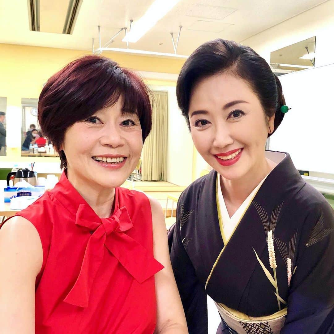 伍代夏子さんのインスタグラム写真 - (伍代夏子Instagram)「２本目の収録では神野美伽さんとご一緒しました😊 ツーショットは初めてかも… 放送日は、後日お知らせいたしますね〜😉 #番組収録 #神野美伽 さん #赤が似合うね❤️  #演歌女子  #今日の着物は  #麦の柄」4月16日 14時22分 - natsuko_godai_official