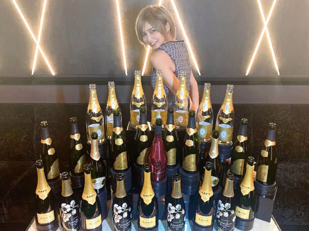 のいちゃんのインスタグラム：「. 珍しくシャンパンで キャバ嬢風写真とったwwww . ２週間ダウンタイムで お休みいただいてました。🫠 4月前クールは最後の3日間しか 出勤できなかったのですが、 まだ腫れた私の顔を、見に来て くれるかたが沢山いました🥺w また月曜日から、後クールよろしく❤️ . . . #afactory #黒髪#撮影 #ショートカット#ドレス #vantyme#2022#travel#summer#diet#sea#beauty#整形#豊胸#makeup#川越#沖縄#大阪#北新地#ミナミ#東京#新宿#歌舞伎町#博多#錦#キャバ嬢#シーシャ#のいちゃん#ランスタグラム」
