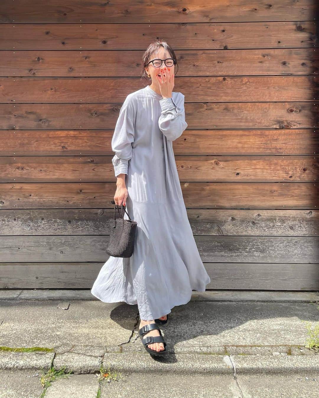 のインスタグラム：「"着心地いい"ってよく言うけど、このワンピがまさにそうだと思う🕊 軽くて柔らかくて、ついつい舞いたくなるわけ💃🏻  #ワンピース @bonjoursagan #shoes @birkenstock  ・ ・ ・ #bonjoursagan #ママコーディネート #ママコーデ #ビルケンシュトックアリゾナ #birkenstock #リゾートコーデ #マキシワンピ」