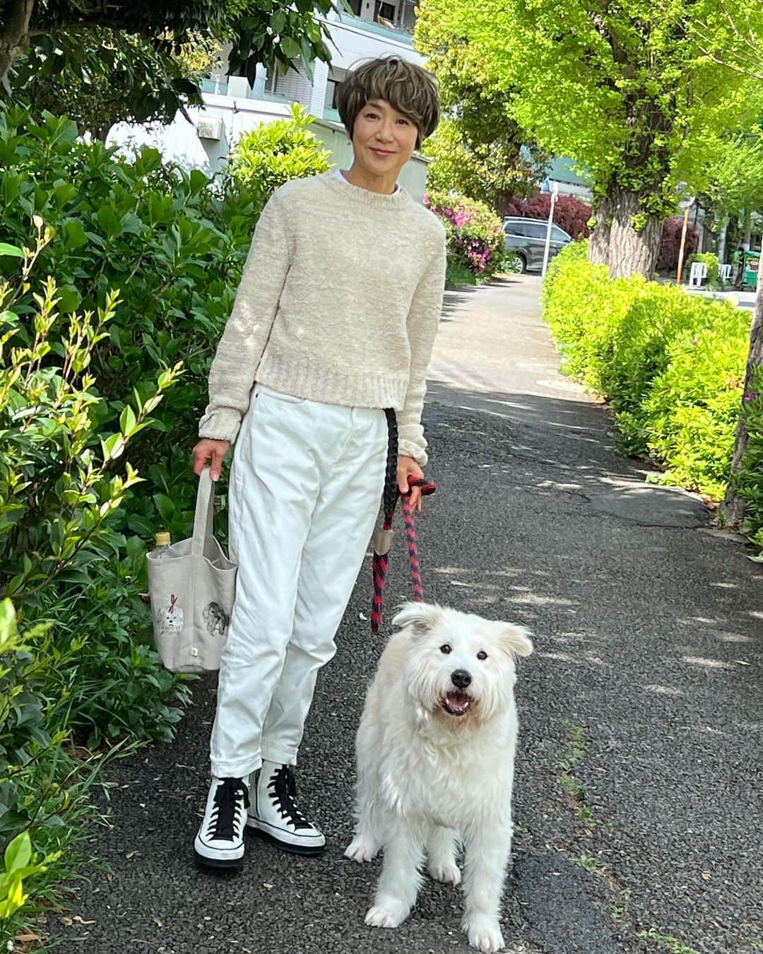 黒田知永子のインスタグラム：「. White×Ivory とろさんとマッチしてる〜☺︎  明日4/17 、インスタライブを下記の時間にやります。 @yunahica  13時〜 @kuroda_chieko  15時〜 ぜひご覧になってくださいね。  #yunahica_chieko  #白デニム size1 #春のお洋服の話をしましょ！ #黒田とろろ  #黒田知永子 #chiekokuroda」