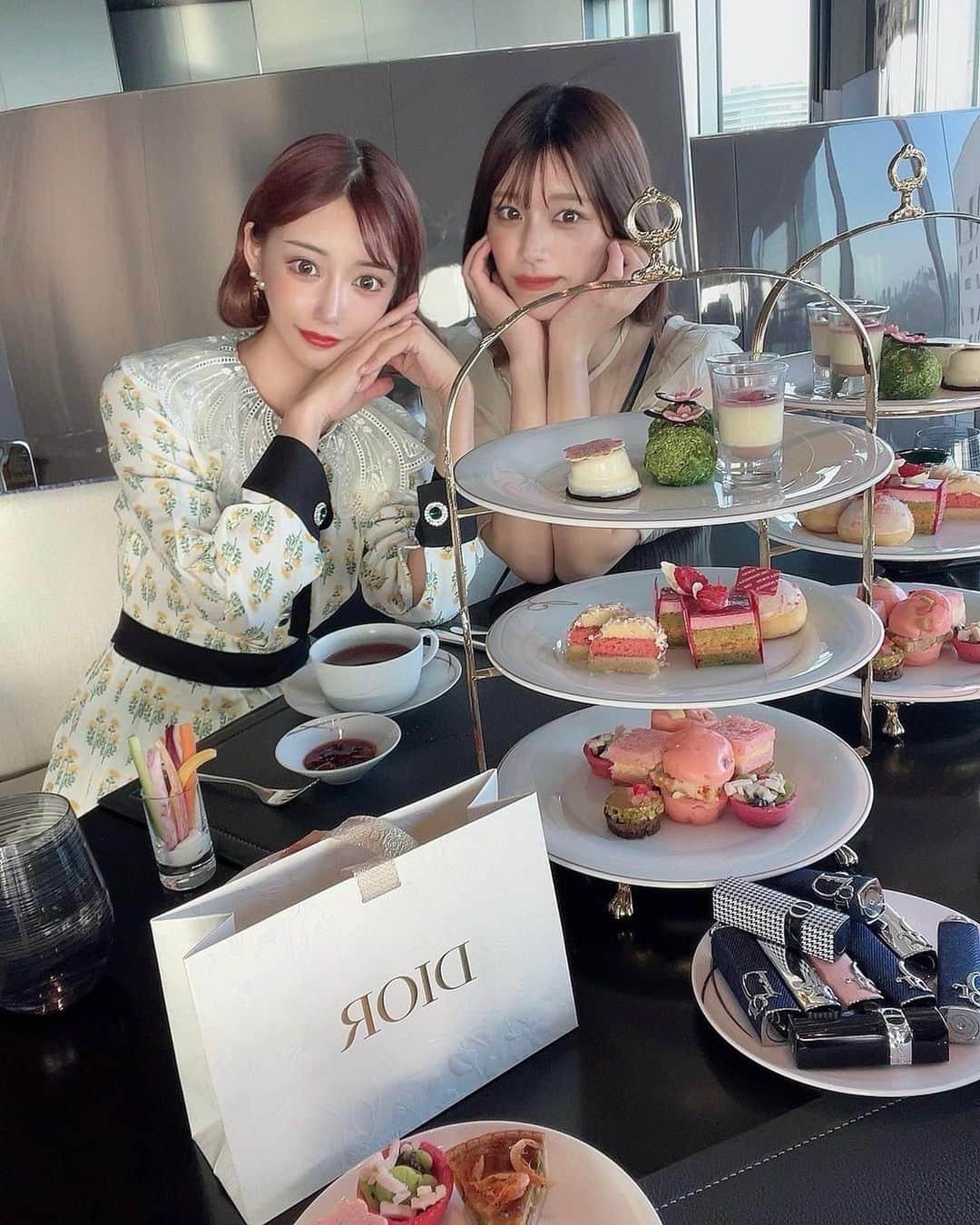 明日花キララのインスタグラム：「久しぶりのちゃんさえ👩🏻‍❤️‍👩🏼 あふぬん出来たしオソロのリップもたくさんで嬉しい🎁💐💛 また望遠鏡をのぞきこもーね🔭❤︎」