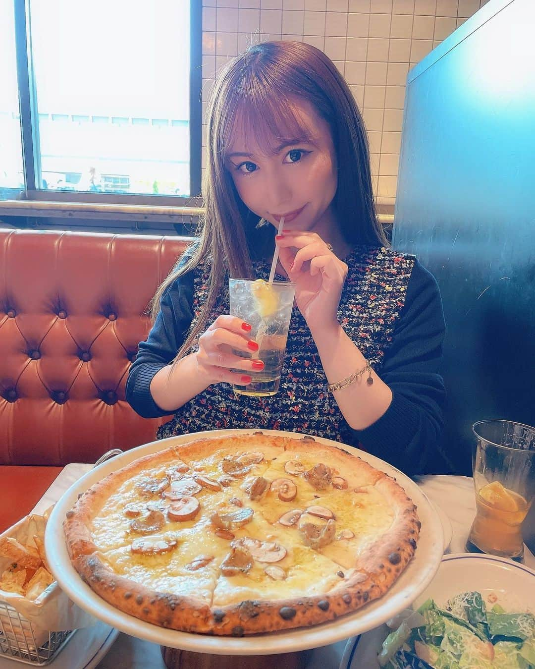 橘芹那さんのインスタグラム写真 - (橘芹那Instagram)「@800degrees_japan #800degreespizza   好きなピッツァをトッピング沢山選べて 自分のオリジナルの作れるの楽しい🤤🍕💕 コーンあると可愛くなった🌽笑 作るのめちゃくちゃ早いし駅近で便利✌️ レモネードビア飲んだよ🍺🍋  きのこのトリュフチーズブレッドが SOLDOUTだったからリベンジしたい🥴✨  #新宿グルメ #新宿ランチ #新宿カフェ #新宿デート #食べログ高評価 #イタリアン #ピザ #ナポリピッツァ #食べるの好きな人と繋がりたい #いっぱい食べる君が好き #ダイエットは明日から #ゴールデンウィーク #いいね #いいね返し #おすすめ #また行きたいお店 #美味しかった #instagood #instalunch #800degrees #pizza #pizzalover #napolipizza #shinjuku」5月1日 10時34分 - serinyangram